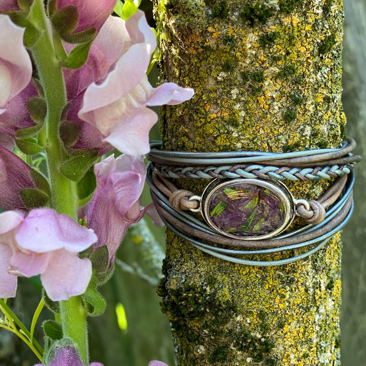 Memory Flower Traditional Oval Leather Bracelet