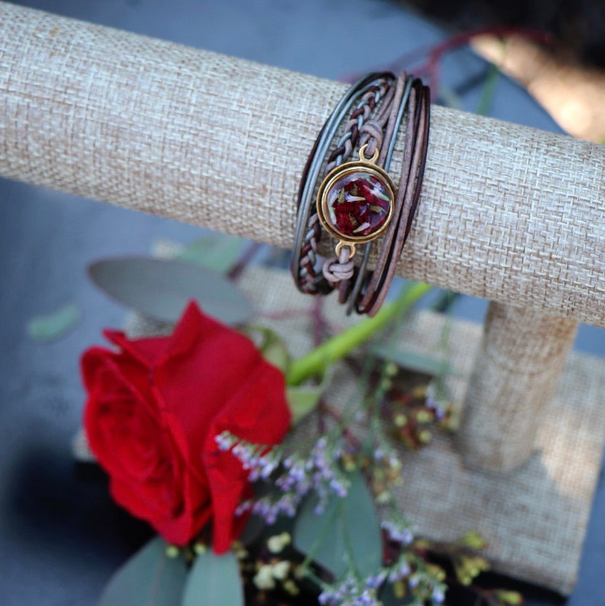 Memory Flower Classic Round Leather Bracelet with red flowers >